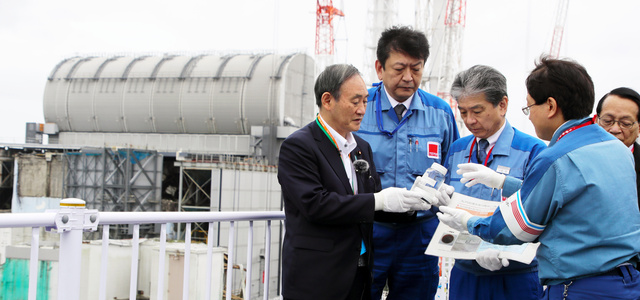 去年9月26日，菅义伟在福岛第一核电站视察时问核废水能不能喝，东电回复：稀释了能喝。菅义伟最终没喝 （图源：朝日）