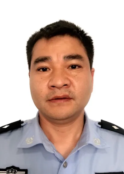 李大斌巴东县公安局交警大队大队长联系电话:18372592335服务承诺