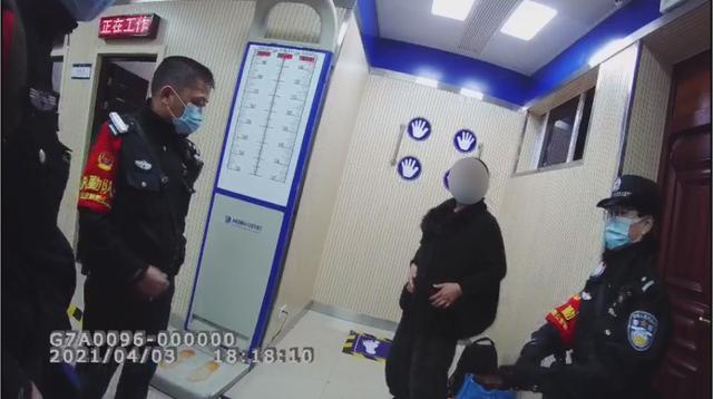 55岁女子“霸座”惹围观 为赌气被行拘五天休闲区蓝鸢梦想 - Www.slyday.coM