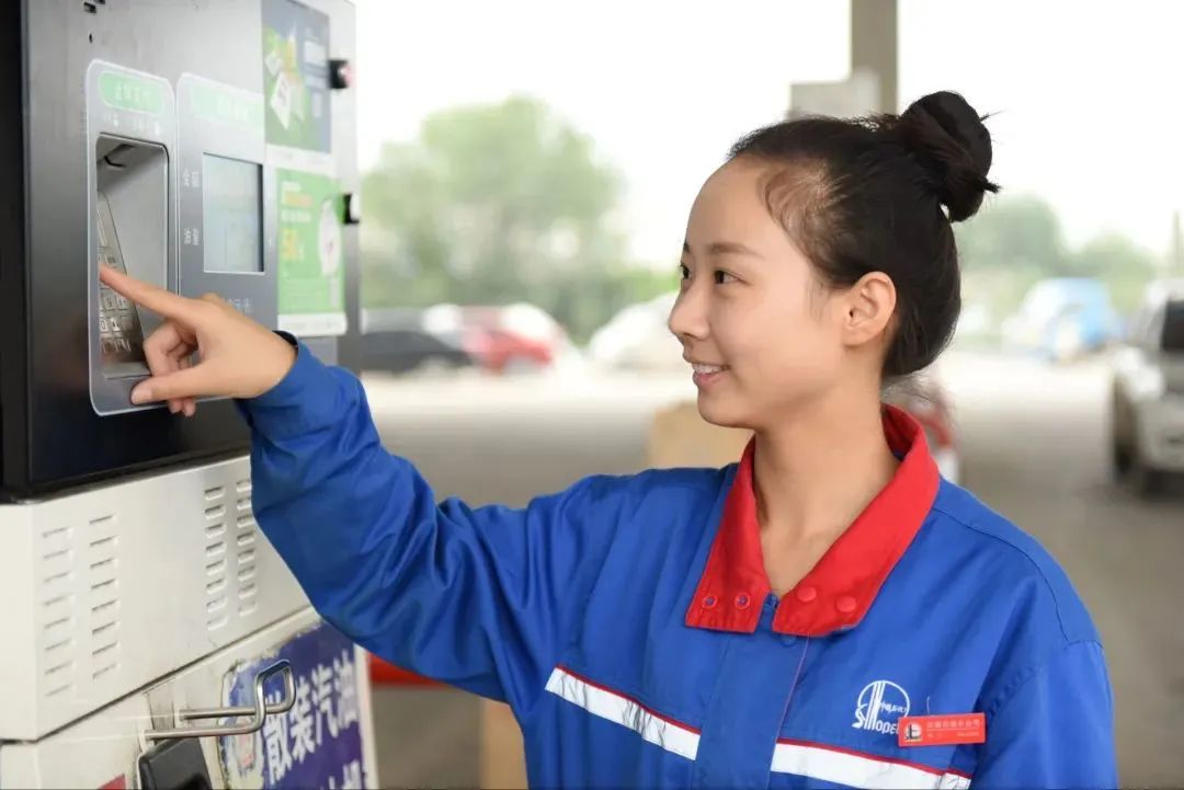 网友疑惑:长这样的加油站,会进去加油吗?__财经头条