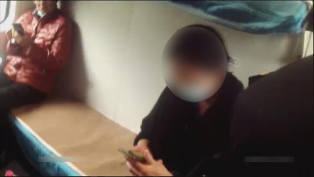 55岁女子“霸座”惹围观 为赌气被行拘五天休闲区蓝鸢梦想 - Www.slyday.coM