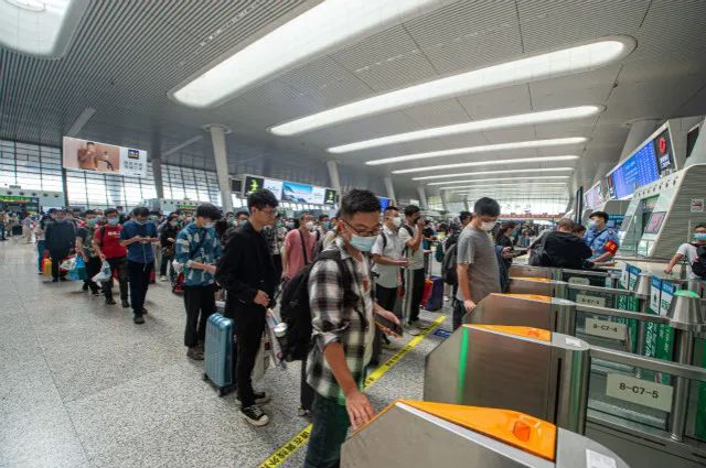 ▲2020年9月30日，杭州东站迎来节前客流高峰。图源：新华社。