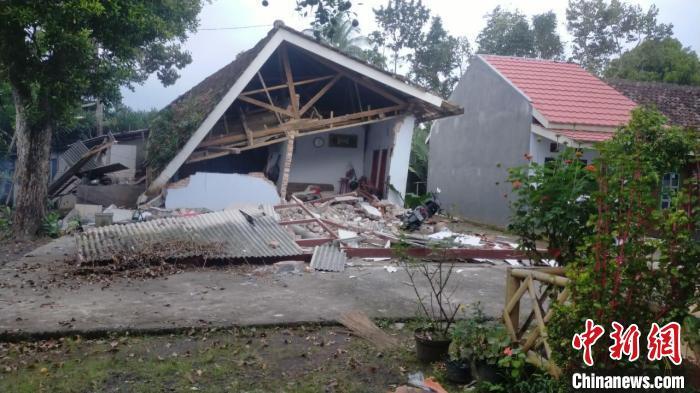玛琅市在地震中受损的房屋。　黄印华 供图 摄