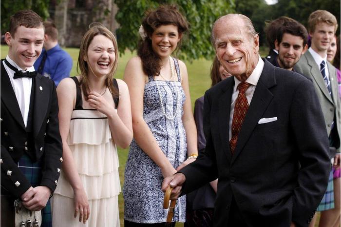 （图片说明：2010年爱丁堡公爵会见“爱丁堡公爵计划”金奖获得者。）