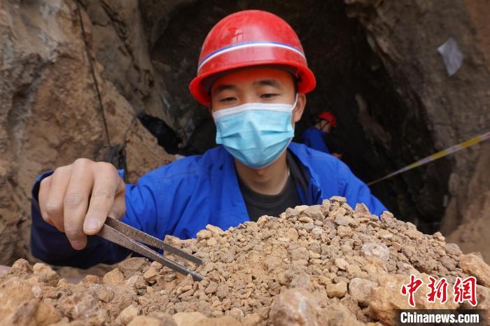 图为考古人员筛查出土遗物 李超庆 摄