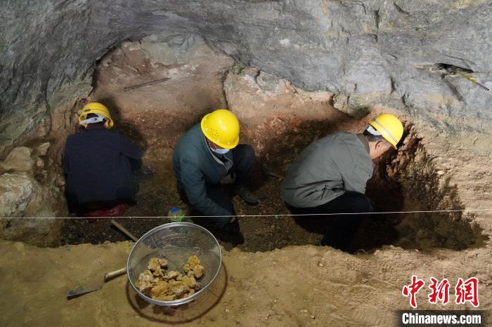 图为考古人员在仙人洞内发掘 李超庆 摄