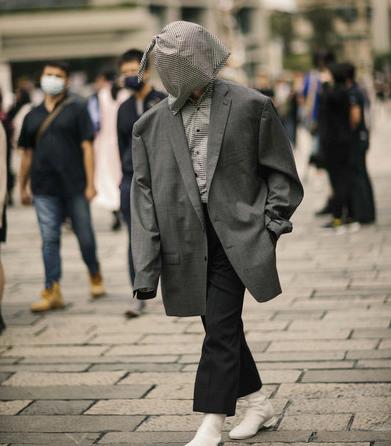 王一博老年装秒变校园风，时尚完成度果然靠脸？其实身材更重要休闲区蓝鸢梦想 - Www.slyday.coM