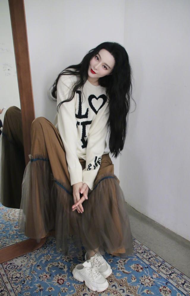 归来仍是巨星范冰冰穿亮片西装看秀太惊艳扎明星堆里白到发光