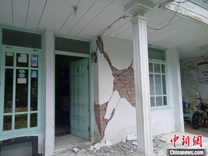 玛琅市在地震中受损的房屋。　黄印华 供图 摄