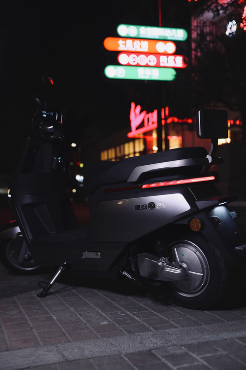 启幕造车时代革新操控标准爱玛a500售价4999元起