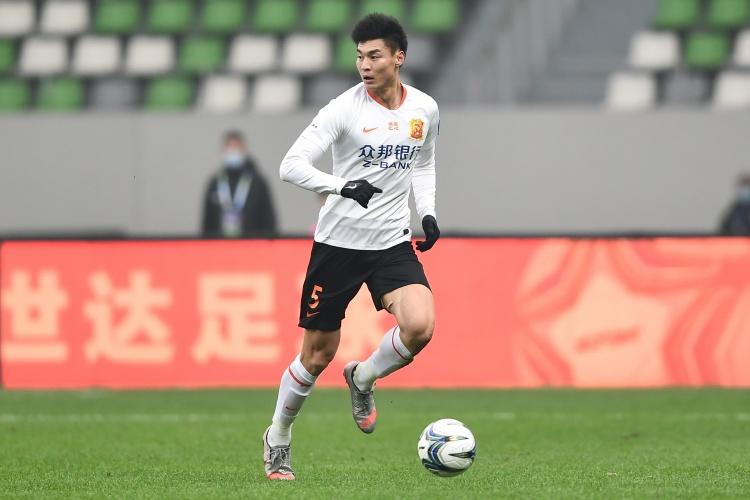 博主武汉中后卫韩鹏飞租借加盟广州城