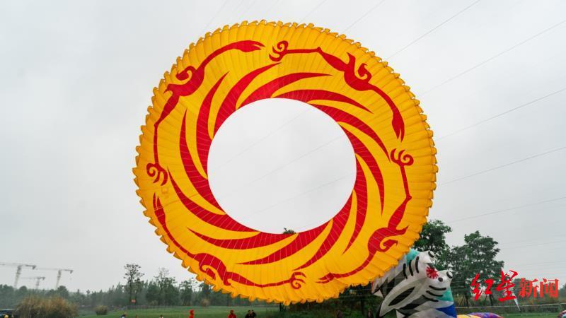 9层楼高的太阳神鸟,7个篮球场大的中国结……看!