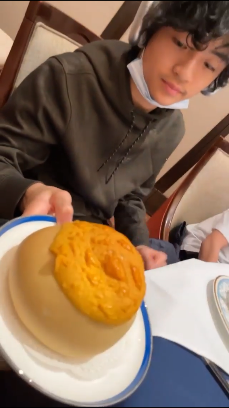 张柏芝大儿子罕见露脸13岁lucas稚气褪去变成熟很像谢霆锋