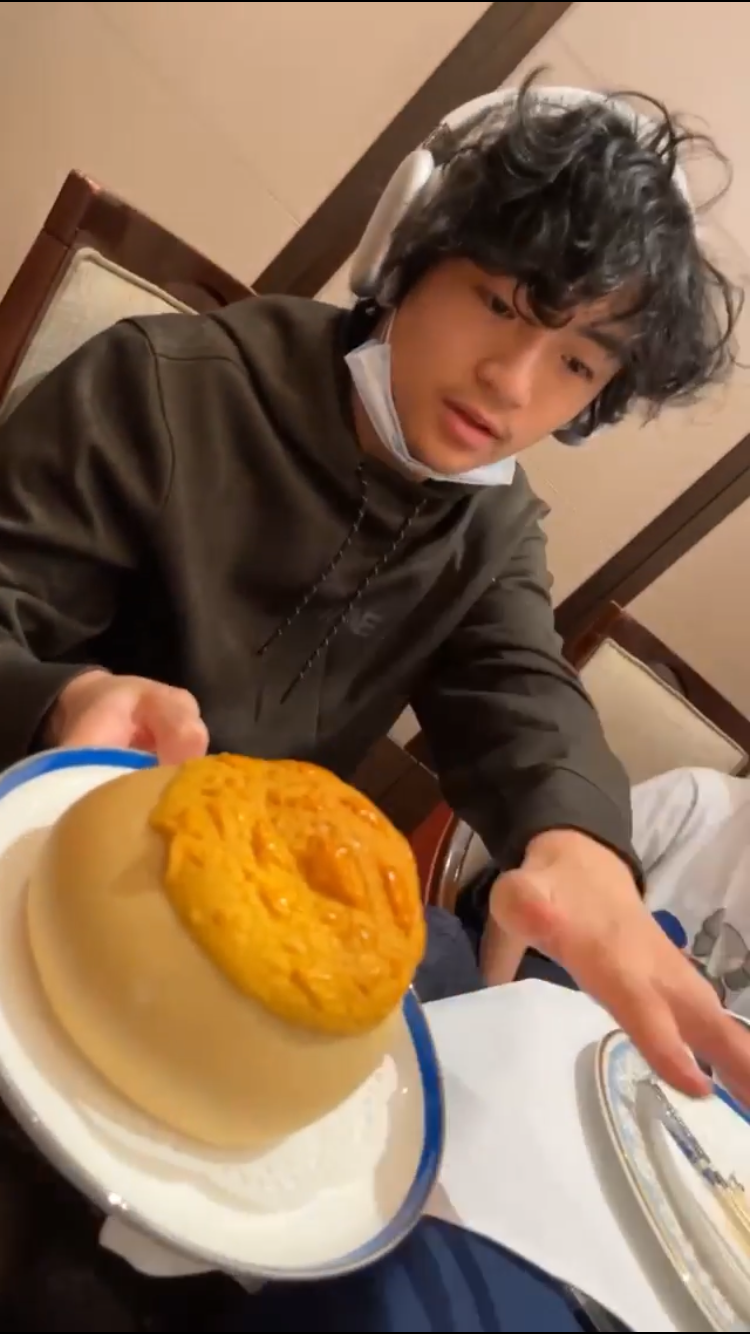 张柏芝大儿子罕见露脸13岁lucas稚气褪去变成熟很像谢霆锋