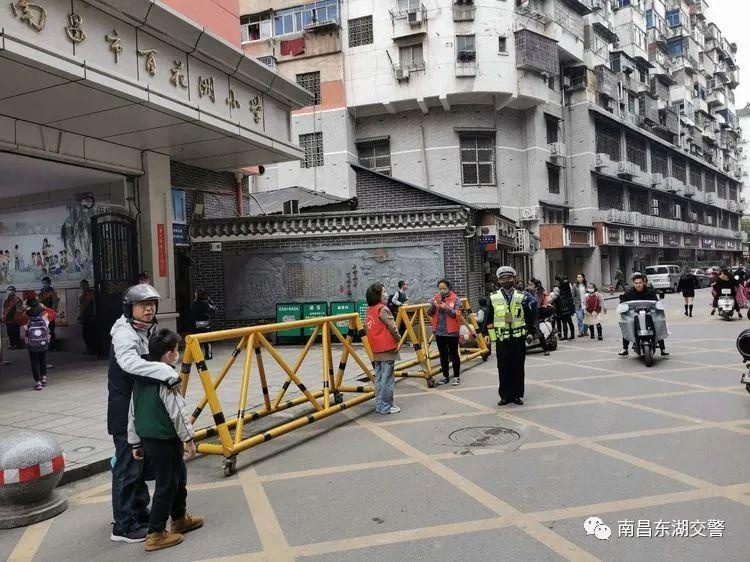 我为群众办实事 | 东湖交警完善百花洲小学护校措施