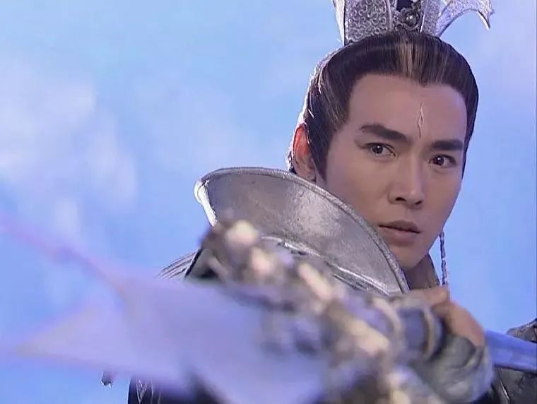 《宝莲灯》里,他是丰神俊朗,英明神武的二郎神↓《新包青天之秋之武》
