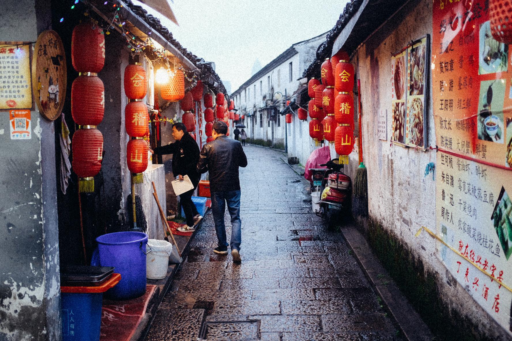 绍兴还保留着传统的民居，同时也保留住了原始的饮食习俗。