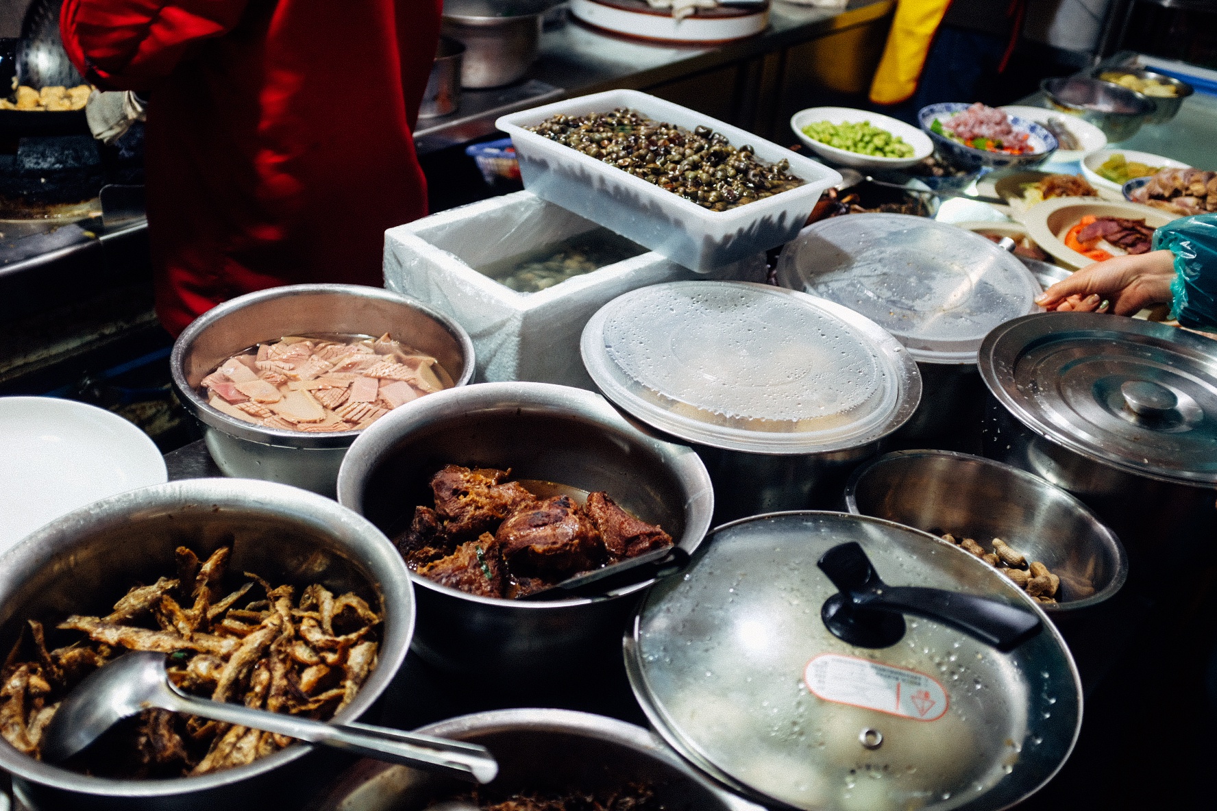 绍兴的馆子开在民居里,进厨房一见那些食材我就忍不住高兴。