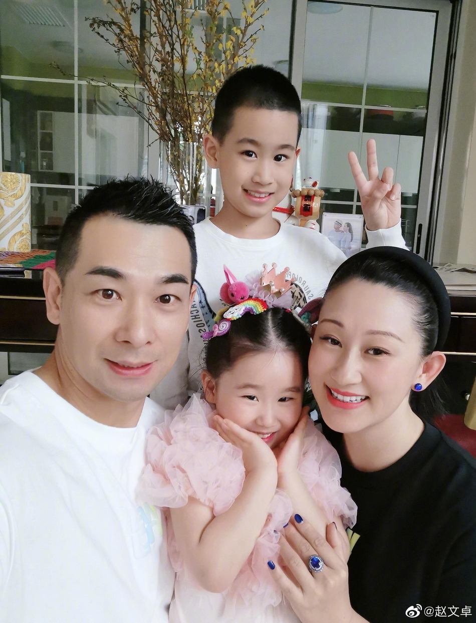 赵文卓晒一家人幸福合照庆生 晒女儿写的信十分感动