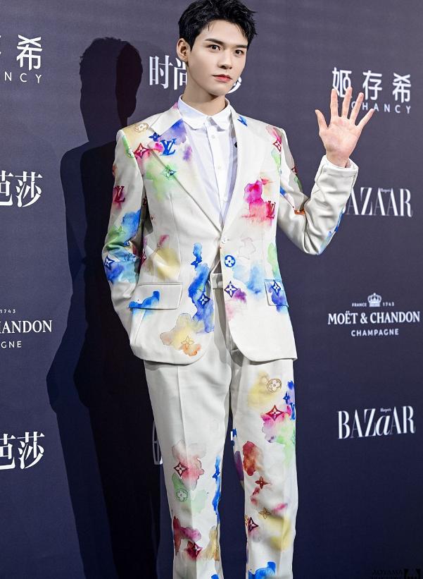 王一博老年装秒变校园风，时尚完成度果然靠脸？其实身材更重要休闲区蓝鸢梦想 - Www.slyday.coM