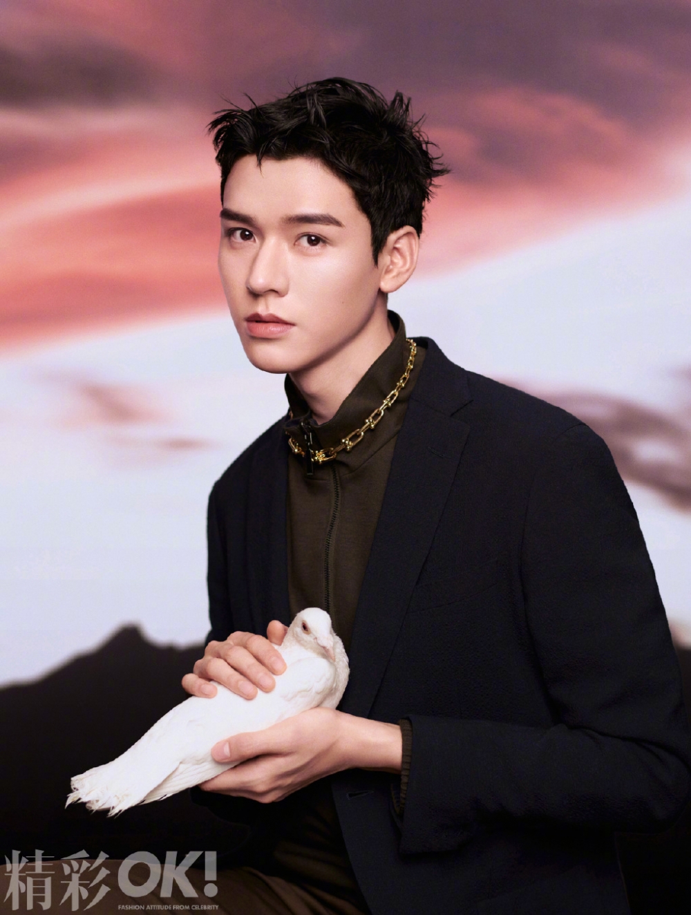 上游时尚双面魅力来袭龚俊演绎ok精彩新期封面大片