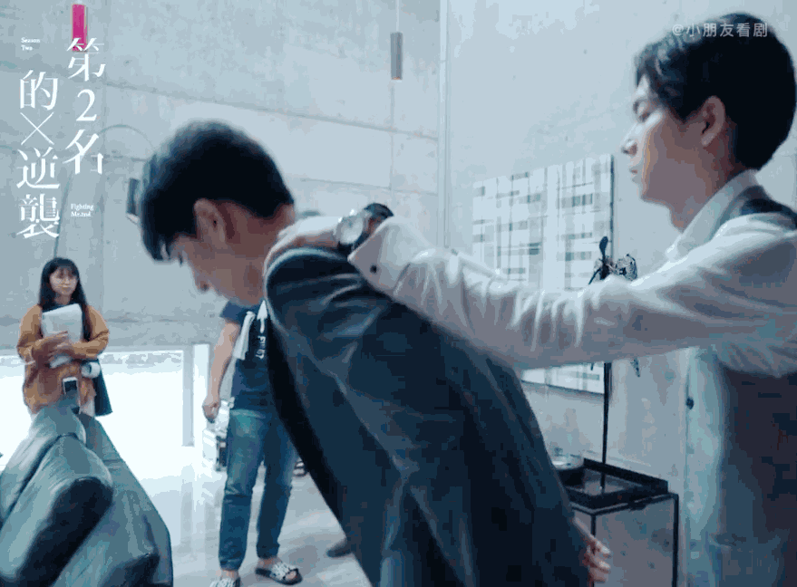 宣传时的对视↓十指紧扣↓还在直播中互相说"i love you".