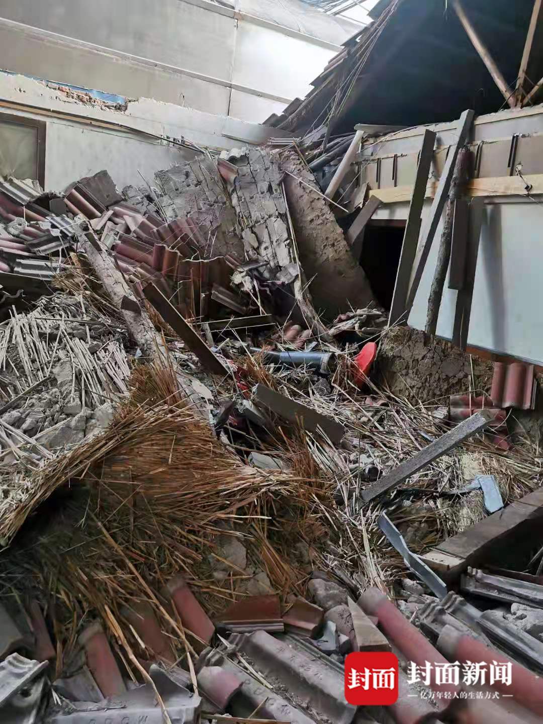 青岛一农家乐坍塌1死4伤3岁小男孩被砸中头部母亲哭