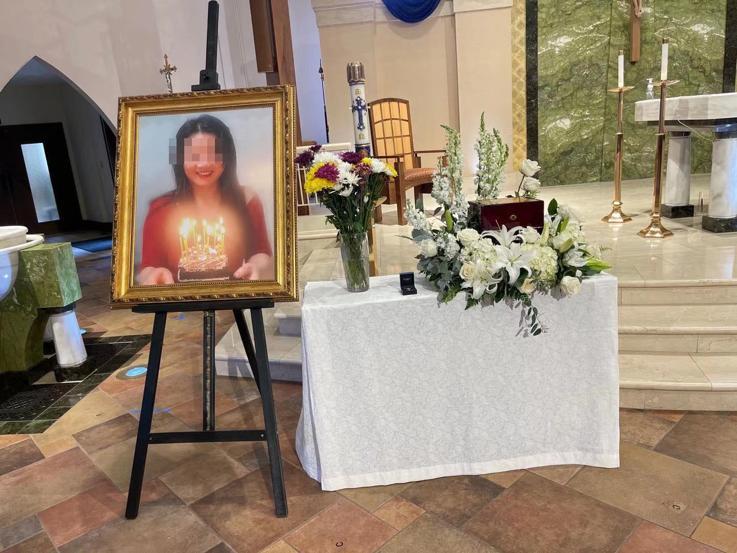 谭小洁的葬礼于3月26日举行。