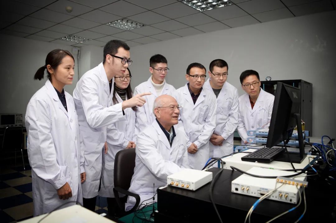 刘永坦院士（中）与团队成员一起在实验室里工作（资料照片）。新华社发（兰锐 摄）