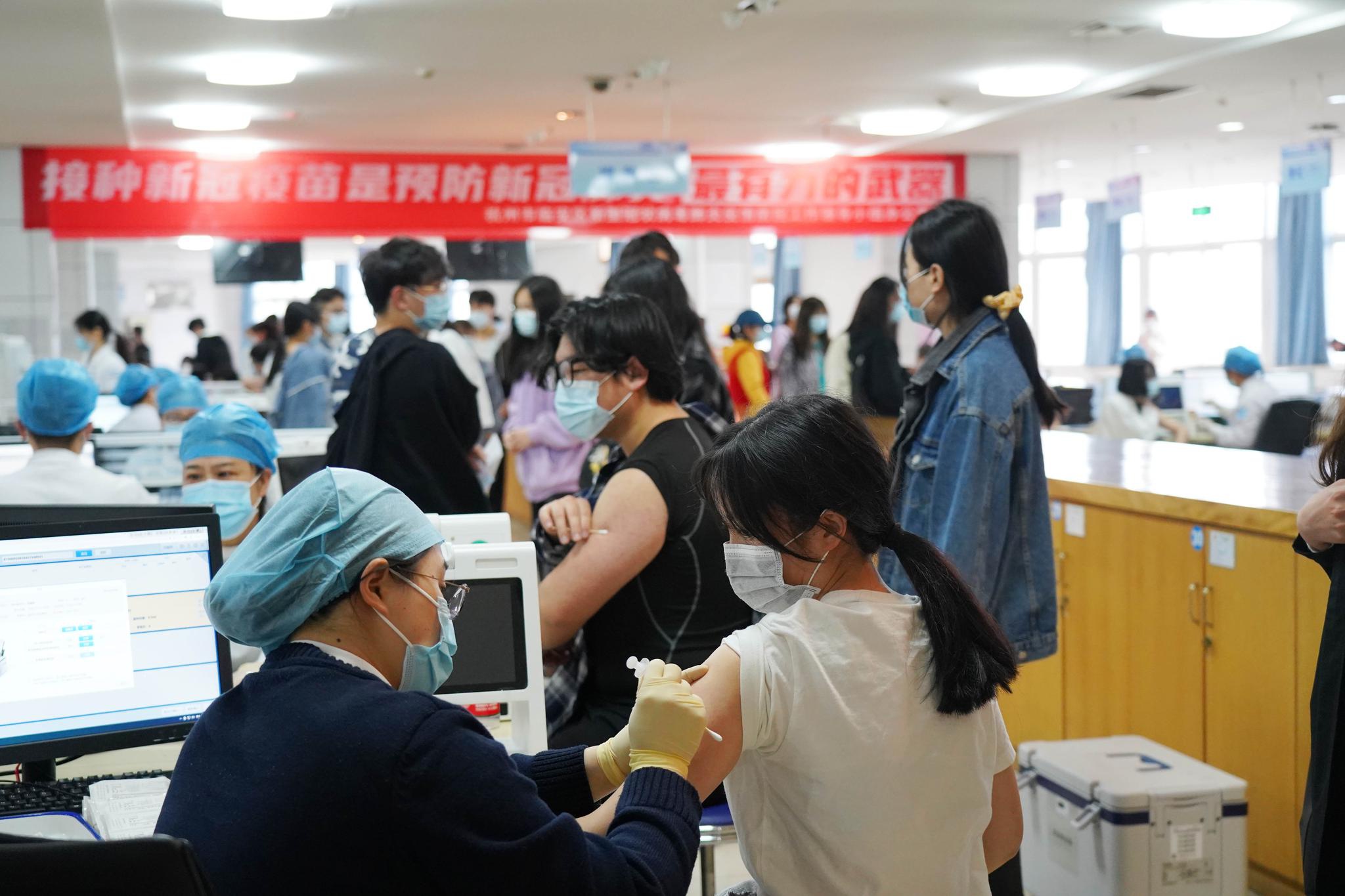 浙江农林大学师生正在有条不紊地接种新冠疫苗,共建校园免疫屏障