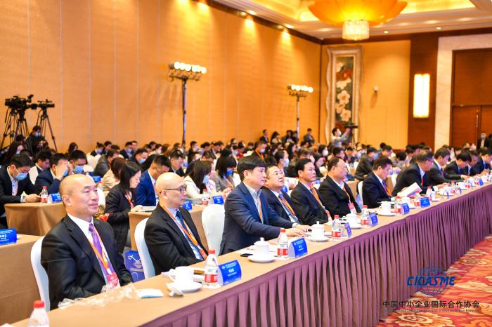 图为会员代表参加大会