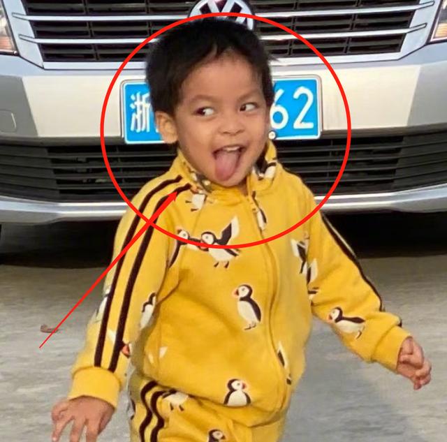 因为李晟的眼睛非常大,之前还被指撞脸赵薇,而现在看李佳航儿子的正面