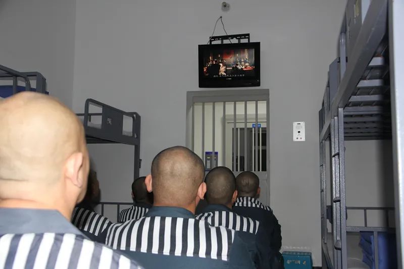 梨园监狱持续抓实罪犯党史学习教育,组织罪犯集中观看爱党爱国影片