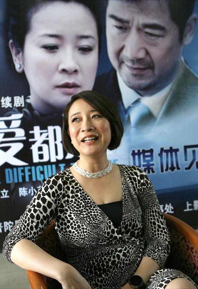 53岁陈小艺从不刻意扮嫩真实不做作自然优雅的老去有亲和力