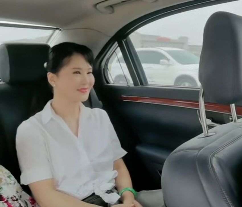 53岁任静晒近照眼睛大锥子脸真年轻老明星不服老爱扮嫩