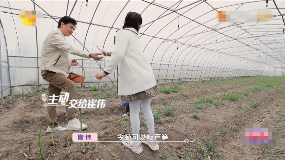 在黄奕把写作业的女儿留给崔伟辅导,特意考验崔伟的时候,崔伟也很有