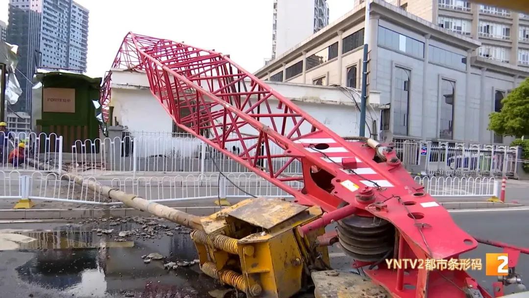 交通中断行人受伤昆明一工地起重机吊臂突发倾倒具体原因