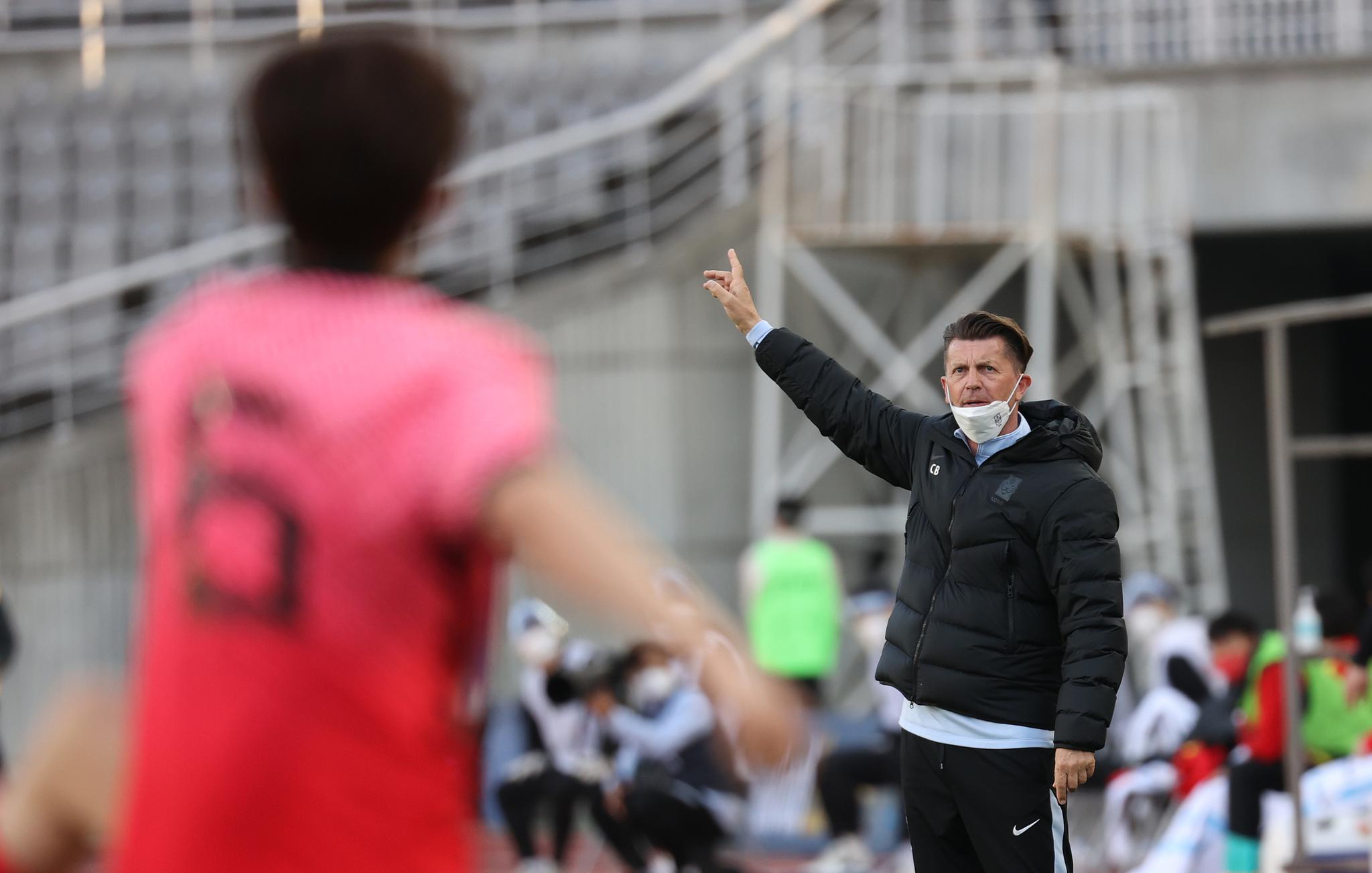 女足队长吴海燕停赛无缘大名单,韩国主帅嘴上感恩内心不服|科林_新浪