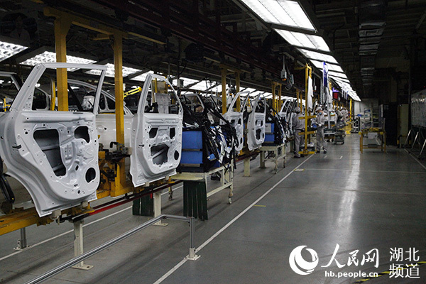 正文  促产能恢复 谋动能转换   武汉经济开发区东风风神总装车间里
