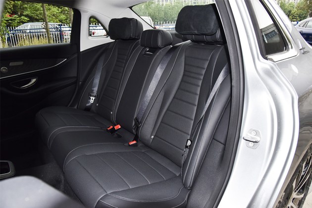 奔驰e350el虽然上phev车型,但电池布局未侵占内部空间,可见在设计之初