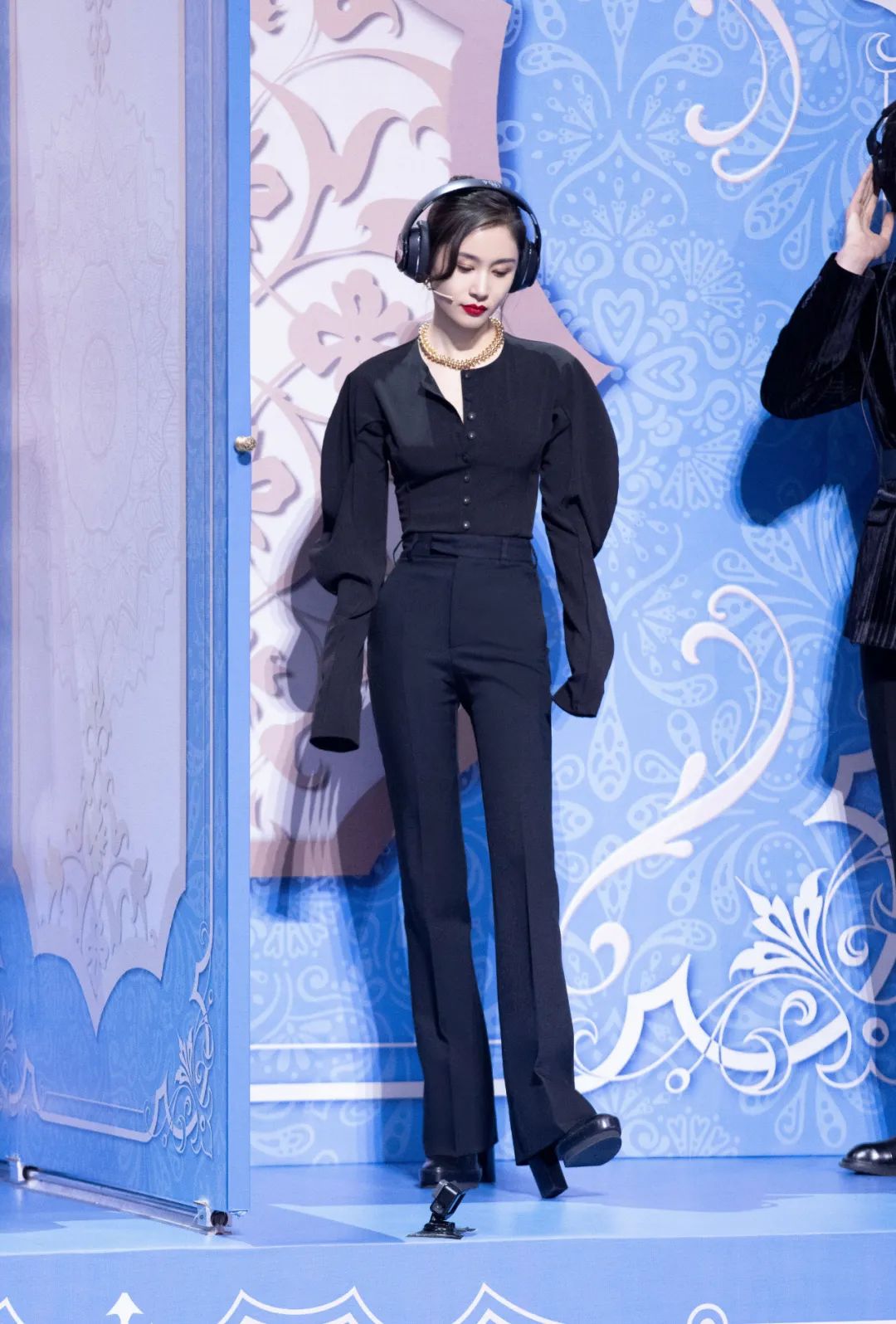 王子文最近去参加《王牌对王牌》,这身黑色泡泡袖上衣 顺色高腰长裤的