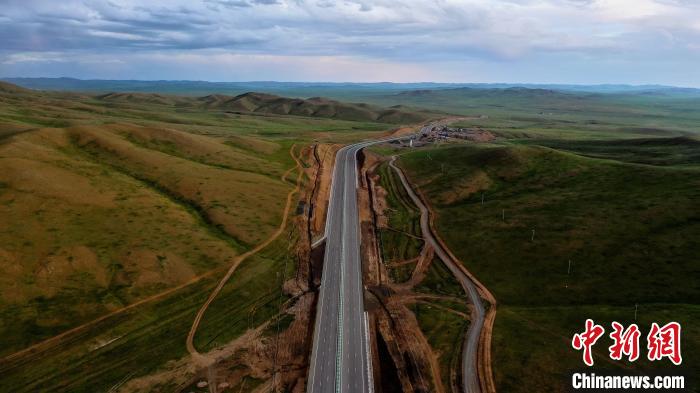 蒙古国乌兰巴托新国际机场高速项目已完工路面。韩新亮 摄