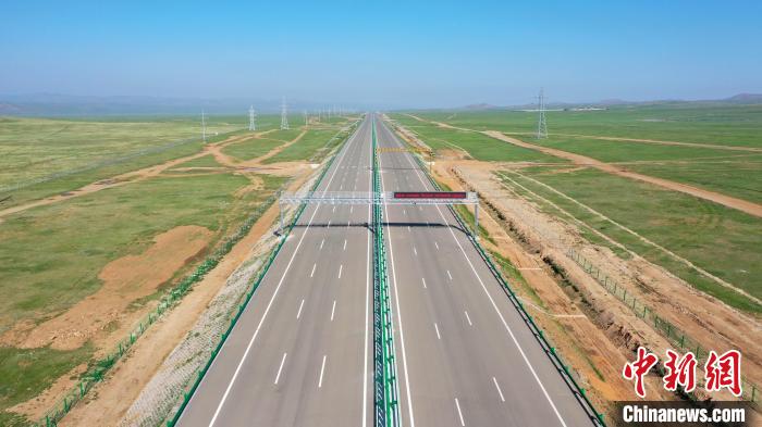 蒙古国乌兰巴托新国际机场高速公路。韩新亮 摄