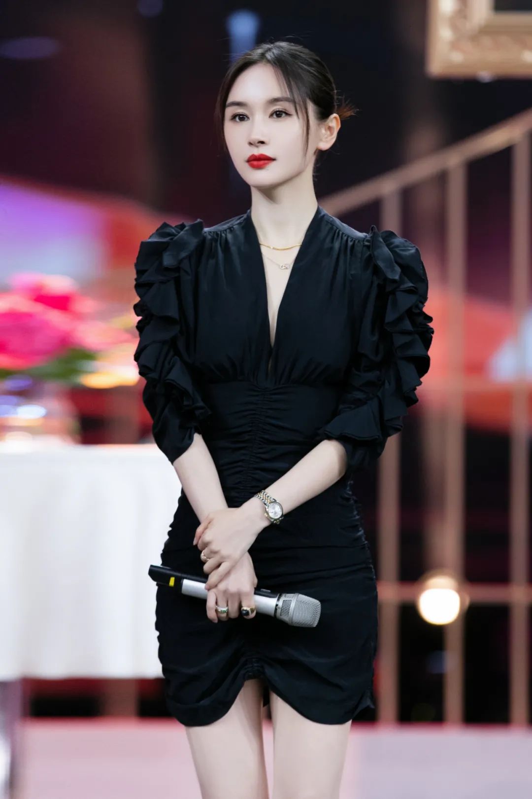 也觉得特别适合她▼王子文最近去参加《王牌对王牌》,这身黑色泡泡袖