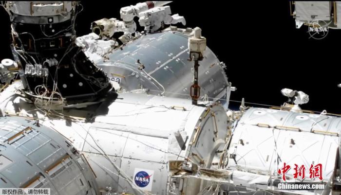资料图：当地时间1月27日，美国宇航局宇航员迈克·霍普金斯在国际空间站欧洲实验室外工作。