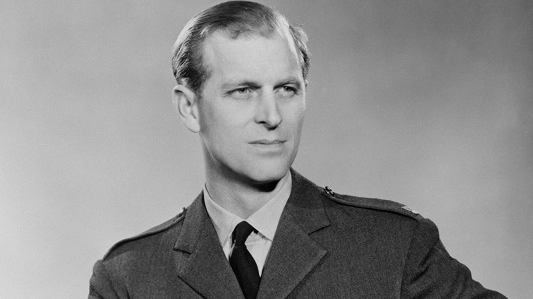 资料图片：菲利普亲王年轻时身着英国皇家海军制服。(美国《华尔街日报》网站)
