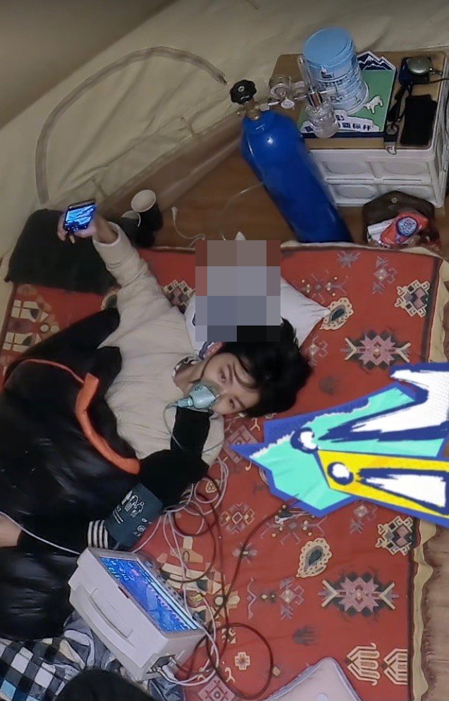 王俊凯遇高反不忘掏出手机自拍面戴氧气罩画面心疼又好笑