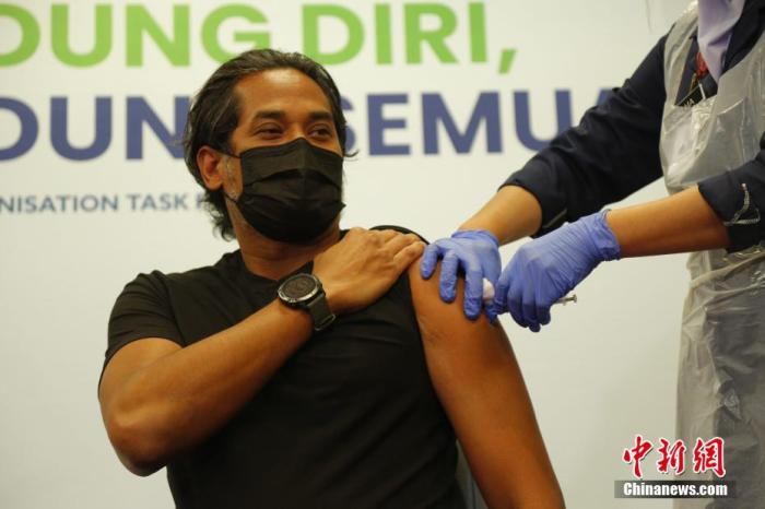 资料图：3月18日起，马来西亚开始接种中国科兴生物生产的新冠疫苗，马来西亚科学、工艺及创新部部长凯里·贾马鲁丁成为科兴新冠疫苗在该国首位接种者。图为在森美兰州一家医院，凯里正在接受疫苗接种。 中新社发 温俊钦 摄