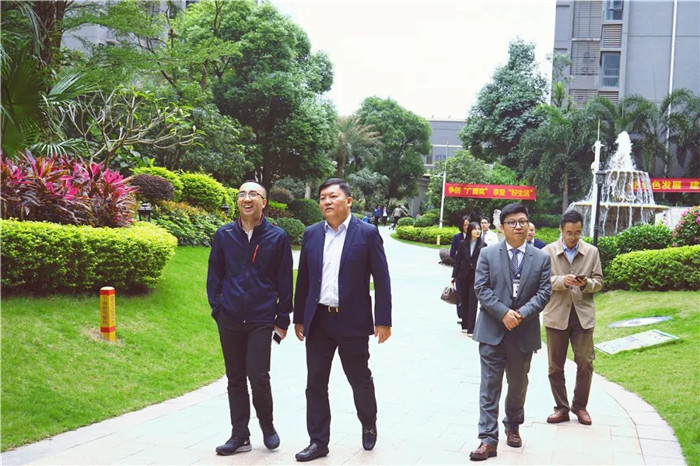 ▲广西云星集团总裁徐德海（左二）陪同参观小区