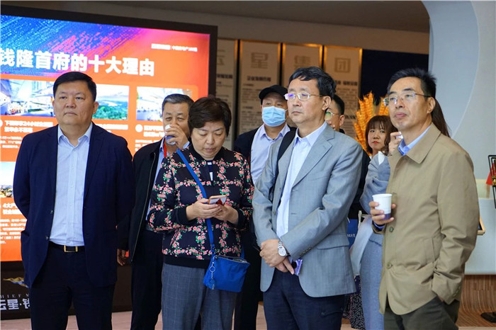 ▲广西云星集团总裁徐德海（左一）全程陪同参观